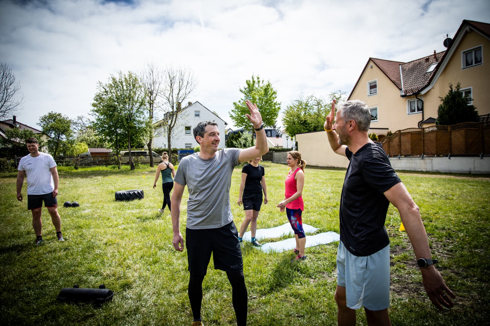 High-Five nach dem Training auf der Wiese